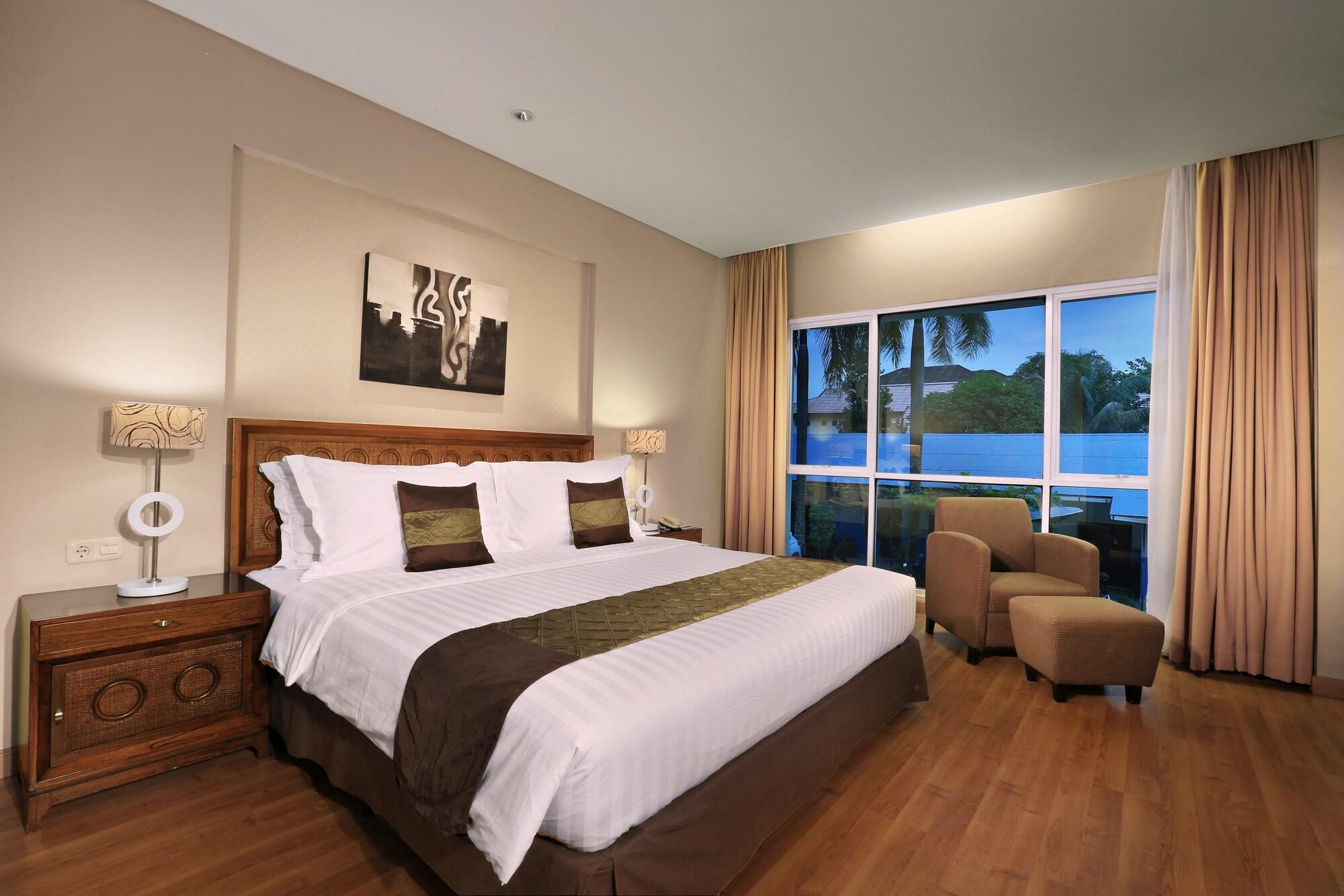 Aston Tanjung City Hotel Exterior foto