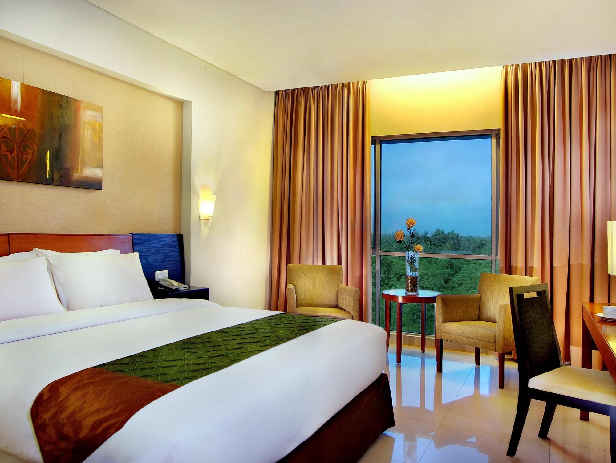 Aston Tanjung City Hotel Exterior foto
