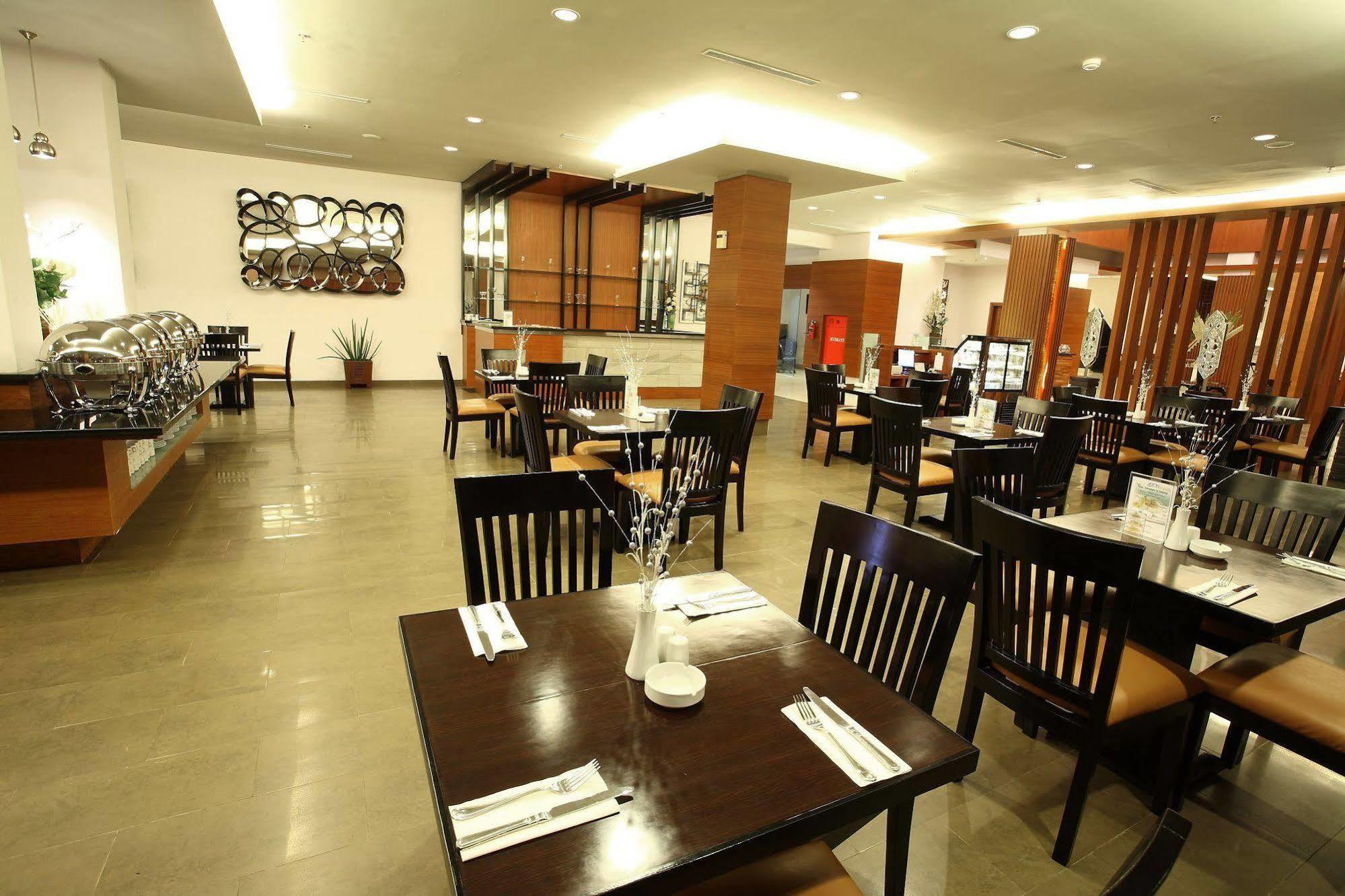 Aston Tanjung City Hotel Exterior foto