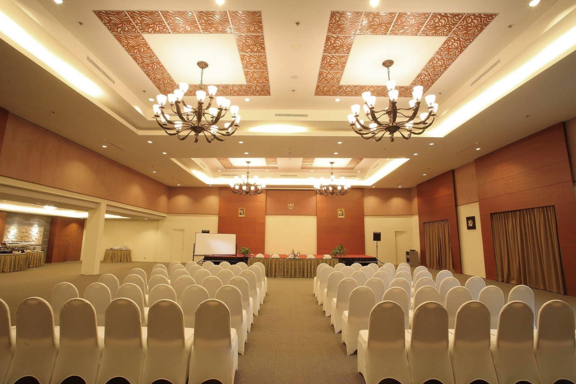 Aston Tanjung City Hotel Exterior foto